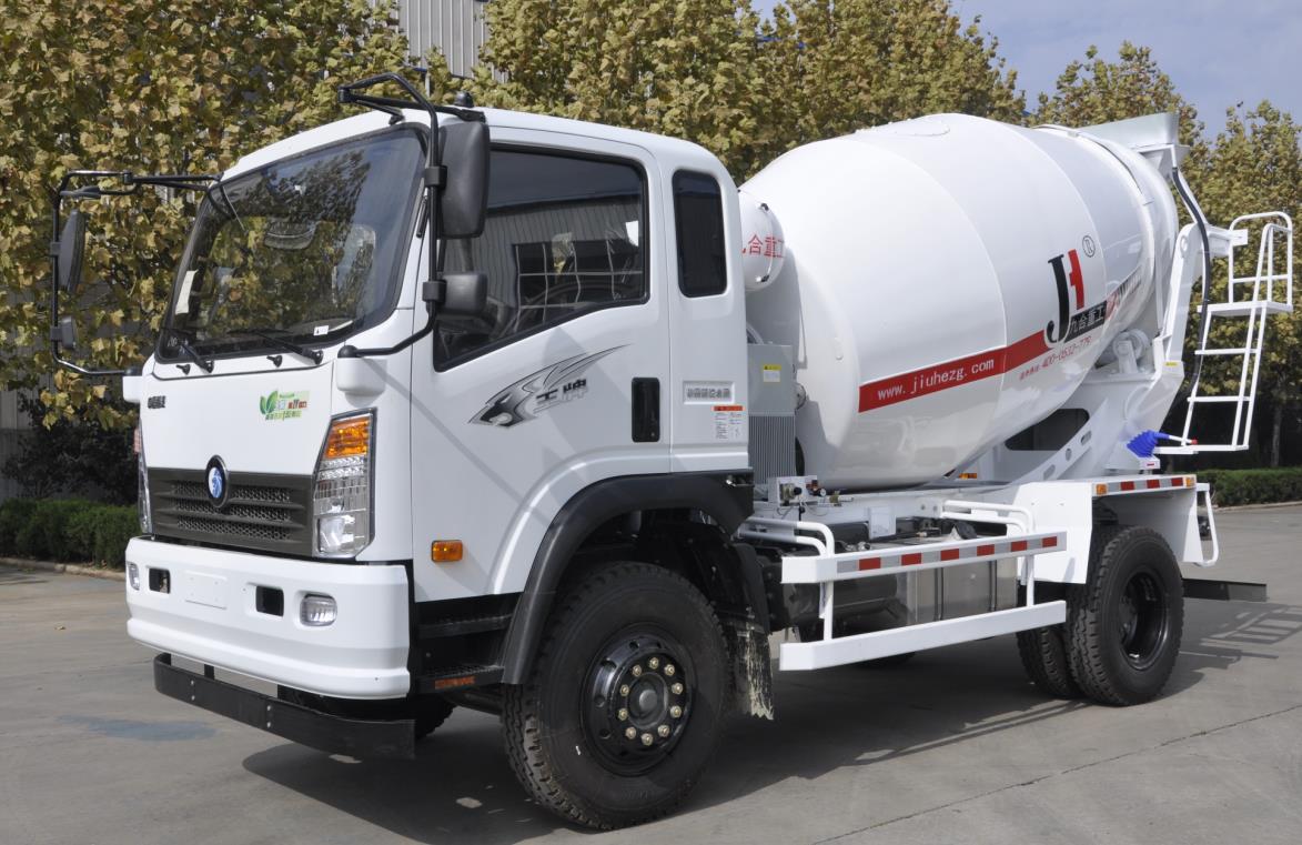 SINOTRUCK chassis 5m³ concrete truck mixer